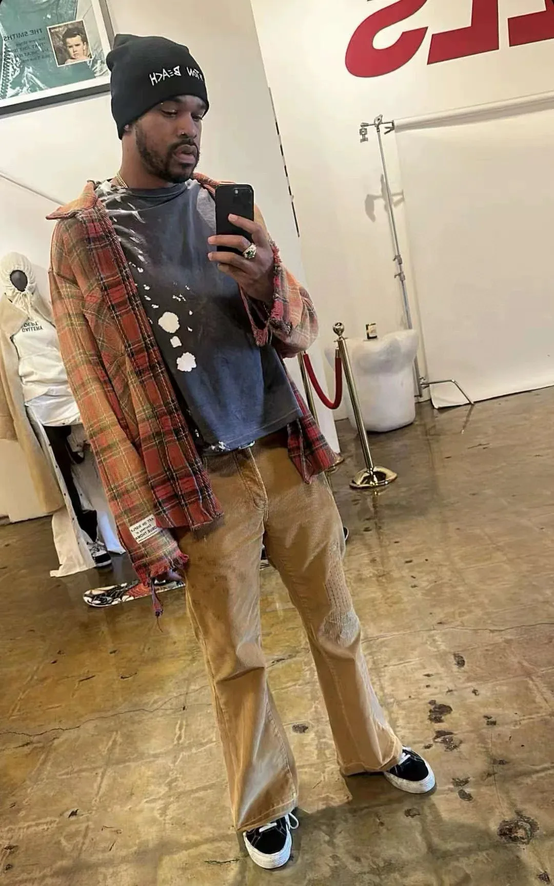 P240 Chrome Hearts Gallery 2025 corduroy spliced ​​multi-pocket couple bootcut jeans are a hot trend this season and are sought after by countless celebrities and fashionistas. The neat details of the cutting process add color to the playful fashion! The neat and meticulous design, and the well-fitting structure is unique. The upper body not only has outstanding recognition, but also looks younger and younger. A style with the ultimate wearing meaning and performance, gorgeous color matching, and the craftsmanship of this style is also extremely extraordinary. After the finished product is washed, it is disassembled and hand-made with sheepskin cross leather and then spliced ​​together to complete. The whole piece has too many craftsmanship to describe. It is decorated with patchwork cross flowers and high-waisted washed jeans! ! Absolutely high-end luxury product, a god-level single product, a super popular product, made with top heavy industry, a magic weapon that cannot be missed to hit the streets. Size: 28 30 32 34 36 Color: Yellow